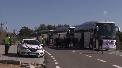 ÇANAKKALE - "Yarın Çok Genç Olacak Projesi" kapsamında Çanakkale'ye gelen 160 öğrenci şehitlikleri ziyaret etti