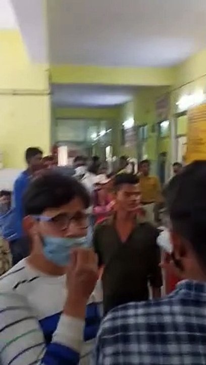 पड़ोसी के दरवाजे में उतरे करंट की चपेट में आने से मासूम बेटे संग मां गंभीर