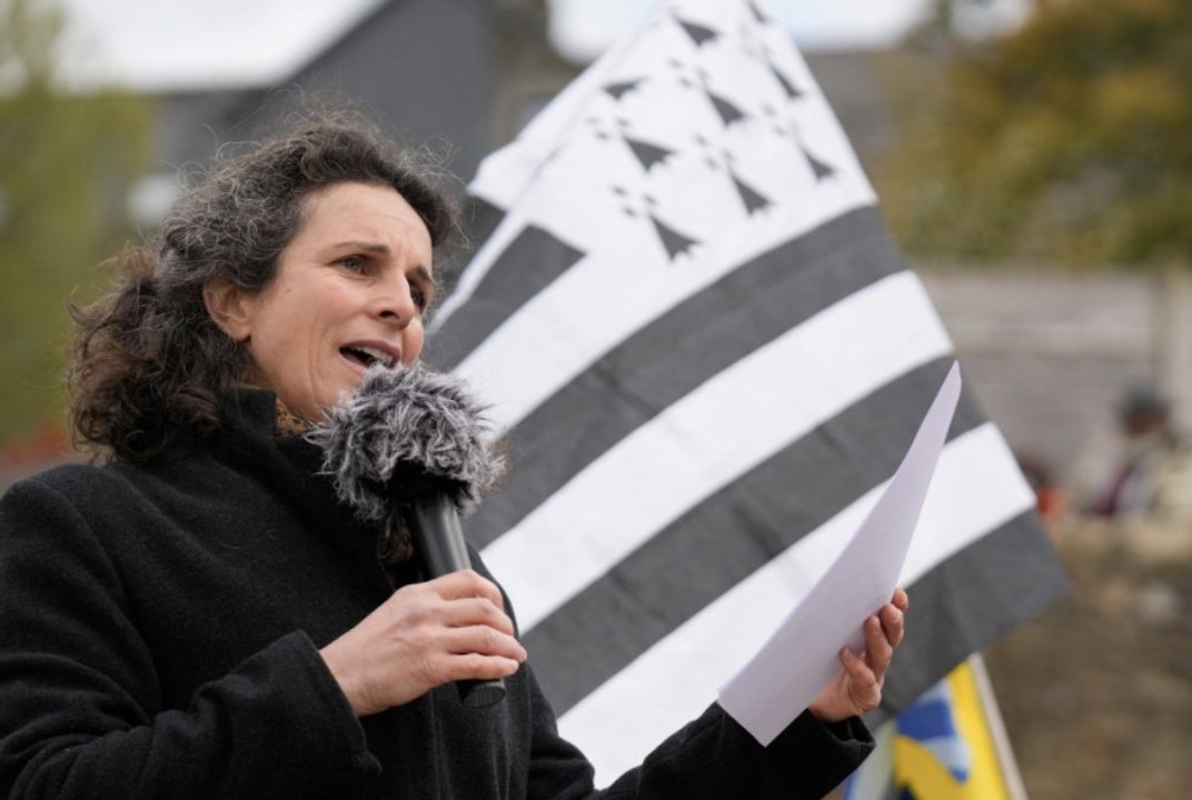Bretagne : une journaliste dit être victime d’intimidations et de menaces, des centaines de manifestants se rassemblent pour la soutenir