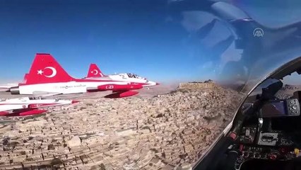 "Türk Yıldızları" gösteri uçuşu
