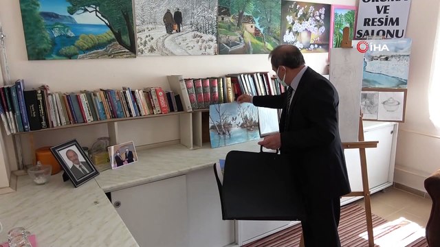 Ressam muhtar, muhtarlığın bir odasını resim sergisine dönüştürdü