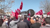 İYİ Partililerden, Çin'in Ankara Büyükelçiliği önünde siyah çelenkli protesto