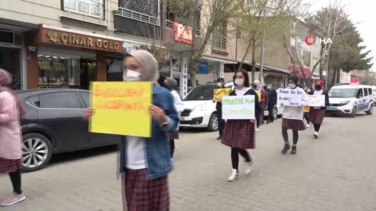 Öğrenciler Covid-19'a dikkat çekmek için yürüdü