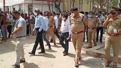 डीएम, एसपी ने नामांकन प्रक्रिया का जायजा लिया