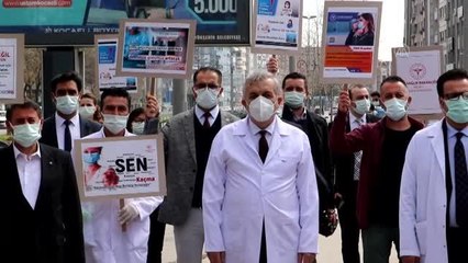 Beyaz önlük giyen sağlık çalışanlarından Kovid-19'a karşı farkındalık yürüyüşü