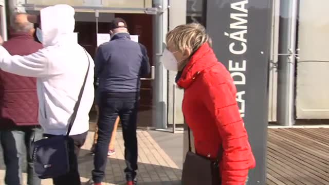 Están jugando con nosotros . Enfado de los citados en Valladolid tras la suspensión de la vacunación con AstraZeneca