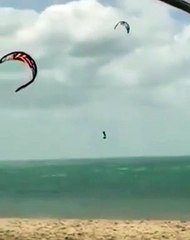 Le cerf-volant de son kitesurf l'emmène trop haut