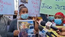 Familiares de religiosos asesinados y de los agentes involucrados, están apostados frente al Palacio Justicia Villa Altagracia