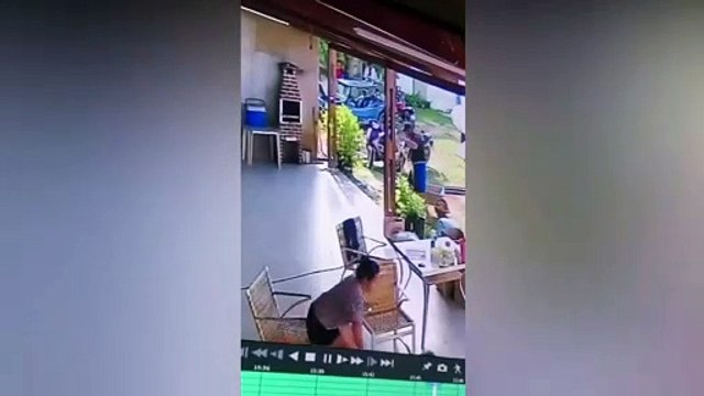 Bandidos fortemente armados invadem residência, fazem vítimas reféns e praticam assalto na cidade de Sousa