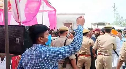 लोक अदालत जनसुनवाई करने गए जिलाधिकारी को ग्रामीणों ने घेरा