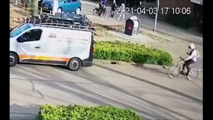 Un cycliste regarde son téléphone et ne voit pas la camionnette !