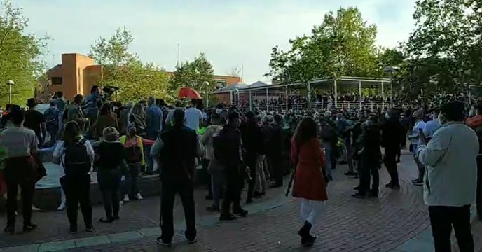 Tensión en los minutos previos al mitin de Vox en Vallecas