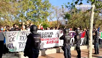El presidente de Vox, recibido en un acto en Vallecas al grito de "Abascal, ponte a trabajar"