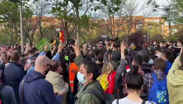 Lanzamiento de botellas en el mitin de Vox