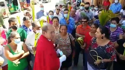 Sacerdote  dice que el tapabocas es una "babosada" y se lo quita a sus feligreses