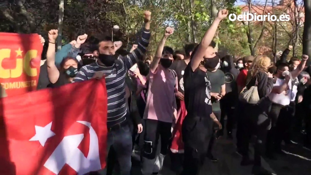 Momentos de tensión en los minutos previos al mitin de Vox en Vallecas