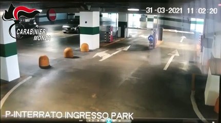 Vimercate (MB) - Entra in parcheggio centro commerciale con lampeggiante auto arrestato (07.04.21)