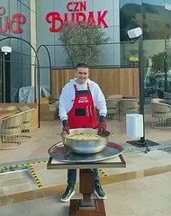 الشيف بوراك لاول مرة يفشل فى قلب قدر طعام كبير امام مطعمه الجديد فى دبي (1)