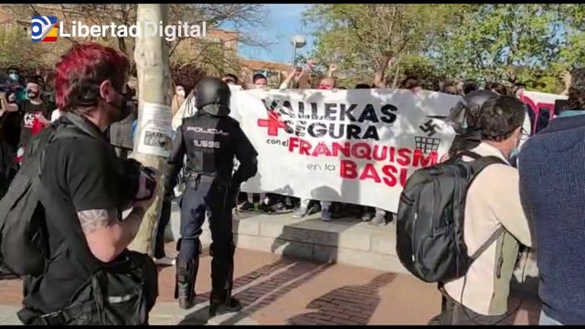 Decenas de manifestantes radicales increpan a simpatizantes de Vox en Vallecas
