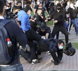 Así atacan a la Policía los 'cachorros' que PSOE-Podemos mandan contra VOX en Vallecas