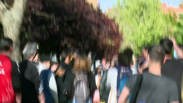 Vox abre su campaña en Vallecas bajo una lluvia de piedras y con la desprotección de Marlaska