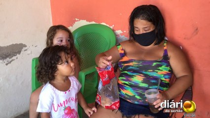 Sem ajuda da prefeitura, dona de casa se desespera ao ver suas netas almoçando bolacha com café