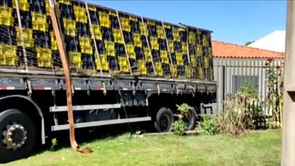 Caminhão desgovernado invade residência no Bairro Canadá, em Cascavel