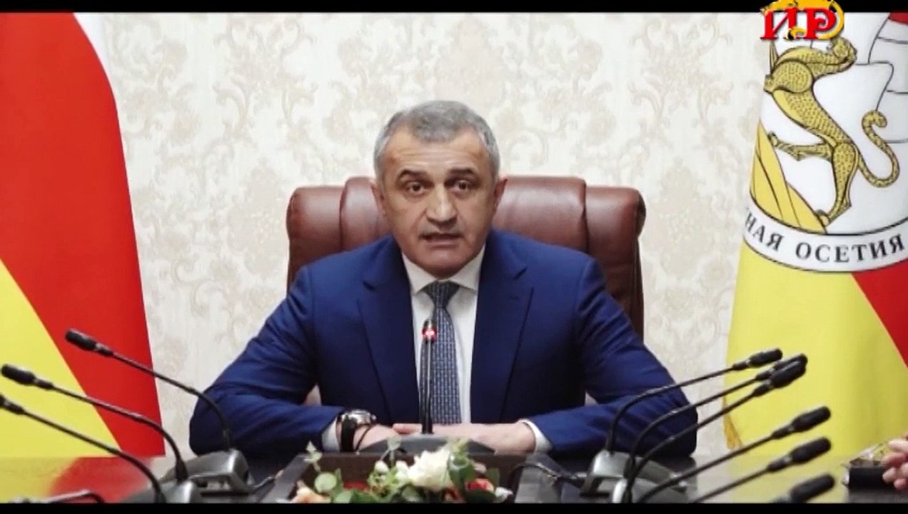 Анатолий Бибилов вручил медицинским работникам  награды