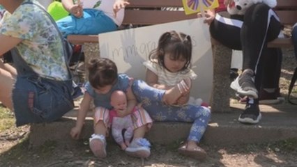 Inmigrantes piden ayuda manifestándose frente a la casa de Kamala Harris