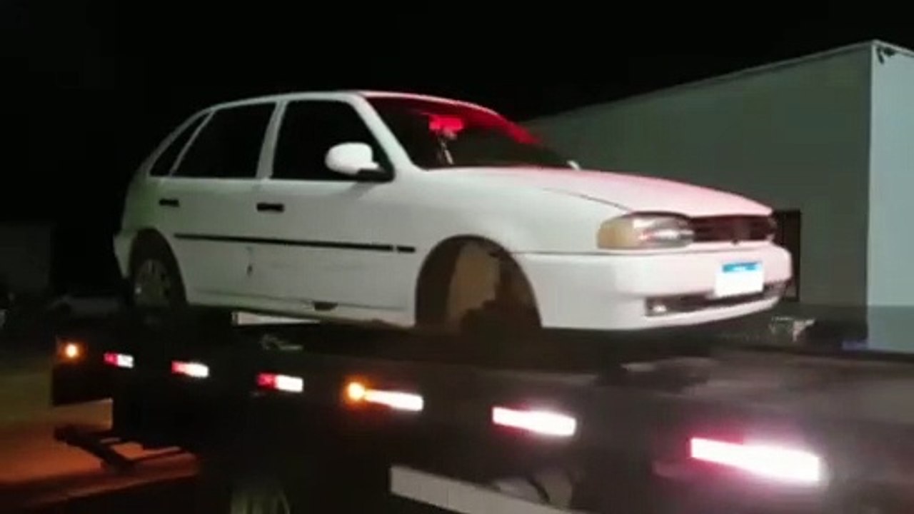 Sem a bateria e roda dianteira, Gol com registro de furto é localizado pela Polícia Militar