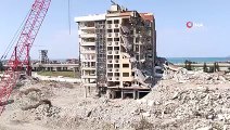 مشاهد مرعبة للحظة نجاة عامل من سقوط مبنى في تركيا