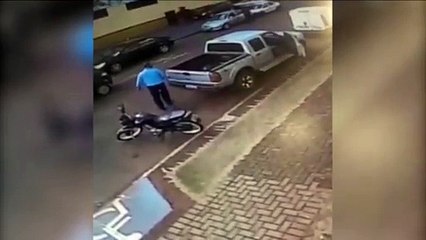 Internauta tenta localizar motorista de caminhonete que derrubou moto, no São Cristóvão
