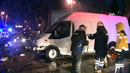 Dolmabahçe'de kontrolden çıkan minibüs önce ağaca sonra direğe çarptı: 1 yaralı