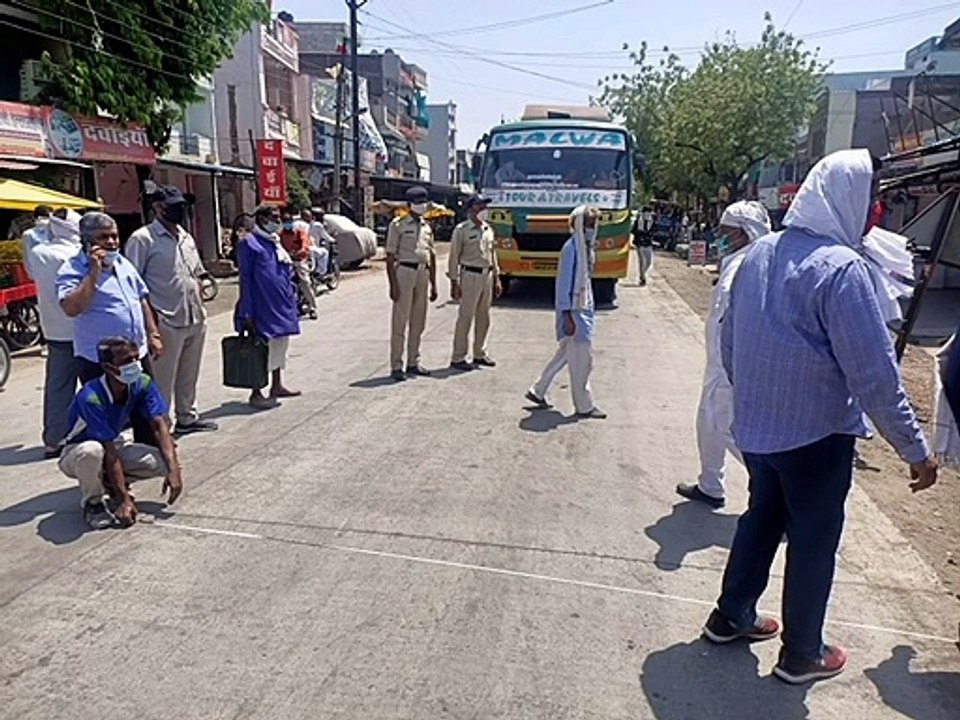 राजस्व विभाग की जमीन पर रेलवे द्वारा किए गए अतिक्रमण की नगर पालिका व राजस्व अमले ने की नपती
