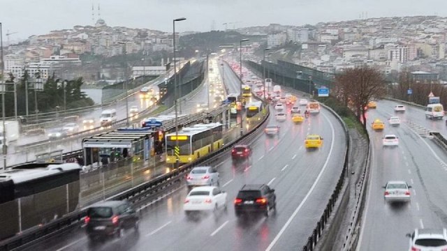 İstanbul’da soğuk ve yağışlı hava etkili olmaya başladı