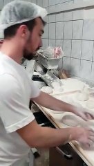 Viyana'daki gurbetçi Türklerin sıcak pide kuyruğu