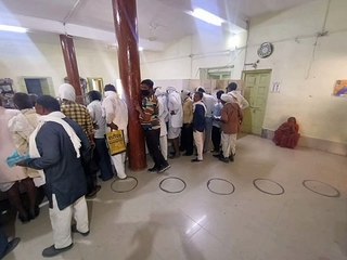 ये गलत है: बैंक में राशि निकालने के लिए हर रोज भीड लग रही