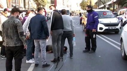 Kağıthane'de aracın çarptığı motosikletli genç ağır yaralandı...O anlar kamerada