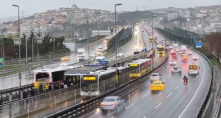 İstanbul’da yağışlı hava etkili olmaya başladı, trafiğe dikkat