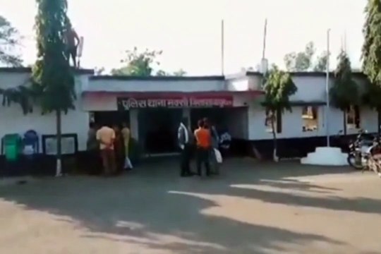 मक्सी पुलिस ने सट्टा लिख रहे एक बुजुर्ग को पकड़ा