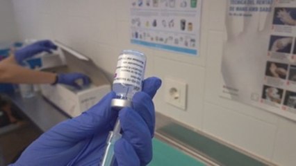 España paraliza la vacunación con AstraZeneca a menores de 60 años