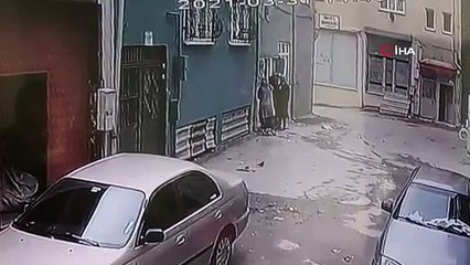 Kadın hırsızlar kredi kartı ile girdikleri evden servet götürdü