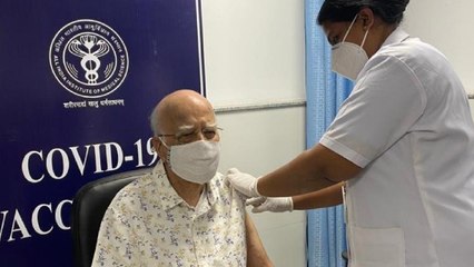 LK Advani receives second jab of Covid-19 shot