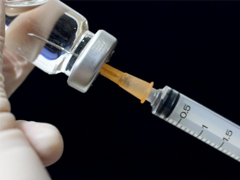 Haare weiß gefärbt: Junge Männer erschleichen sich Corona-Impfung