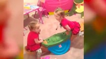 funny videos TIME TO RELAX ⭐️ Diversión y fracasa Hermanos bebés jugando juntos _ Video de Bebés Graciosos(360P)