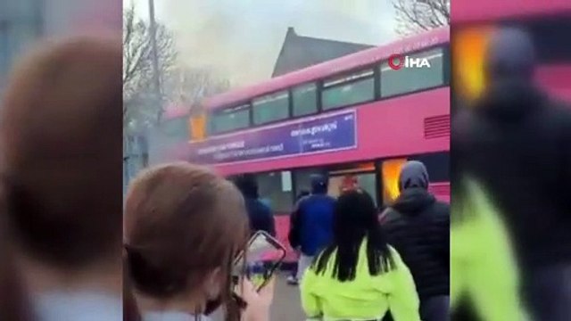 - Kuzey İrlanda'da protestolar şiddet olaylarına dönüştü- Otobüs ve arabalar ateşe verildi