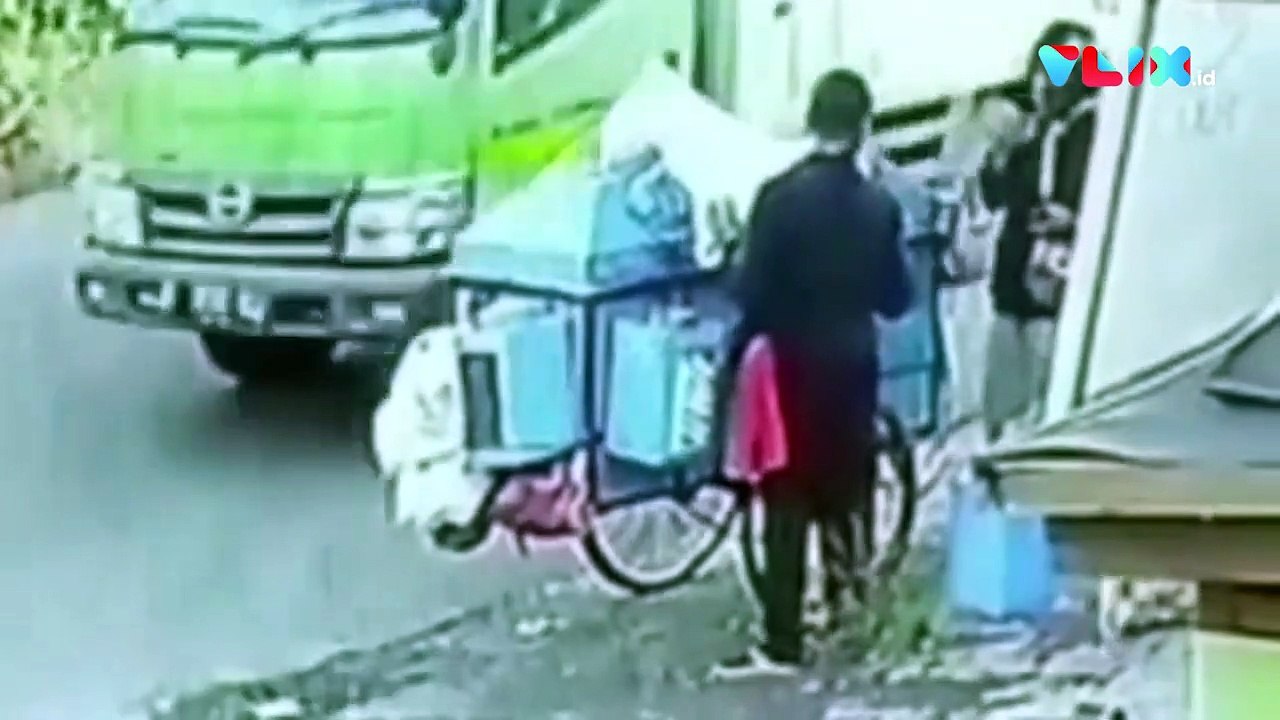 Rekaman CCTV Detik-detik Tukang Kerupuk Kena Hi...