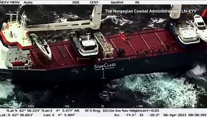 ప్రాణాలకు తెగించి మరి షిప్‌లో ఉన్న వారిని కాపాడిన సహాయక సిబ్బంది