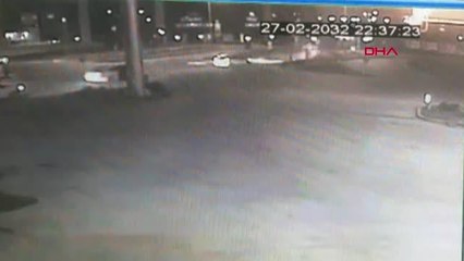 KAVŞAKTA OTOMOBİLE ÇARPMAMAK İÇİN MANEVRA YAPINCA TAKLA ATTI