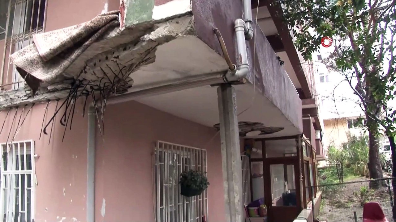 Üsküdar’da 5 Katlı Binada Evin Balkonu Çöktü